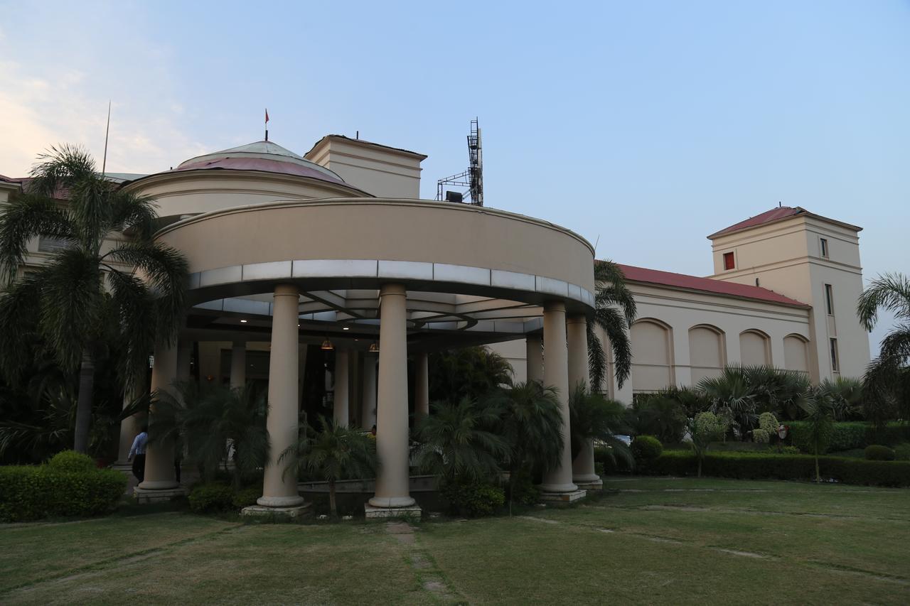 The Cabbana Resort & Spa Phagwāra Екстериор снимка